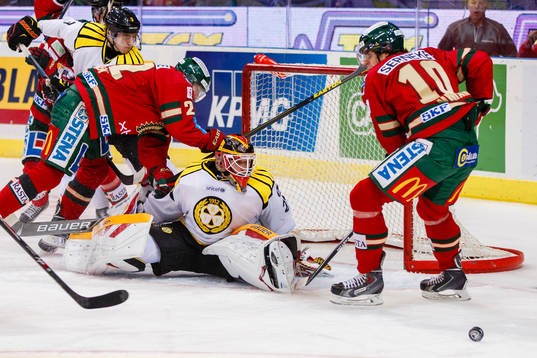 Brynäs målvakt Jonas Johansson räddar ett skott