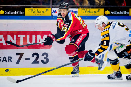 Luleås Karl Fabricius jagas av Skellefteås Patrik