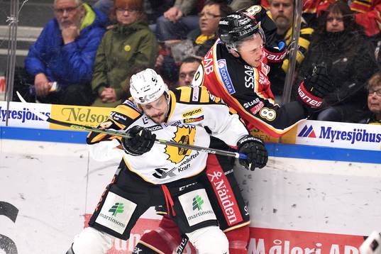 Skellefteås Daniel Widing tacklar Luleås Per