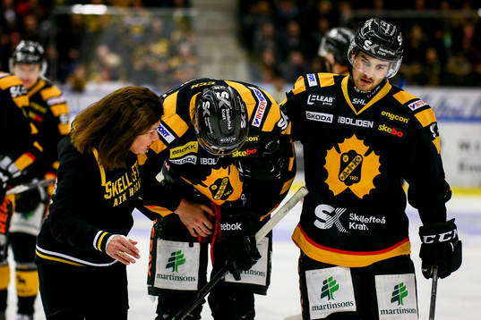 Skellefteås Oscar Sundqvist  skadas och leds ut av Karin