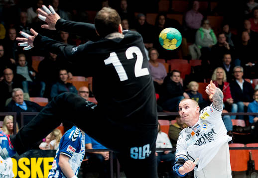 Redbergslids Tobias Johansson gör mål på Skövdes