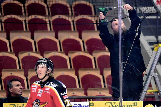 Avbrott i matchen på grund av ett trasig plexiglas