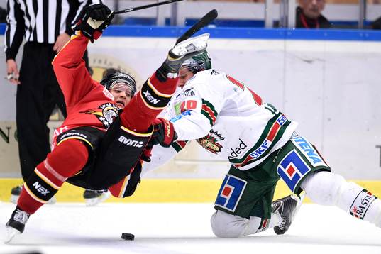 Frölundas Joel Lundqvist vräker omkull Luleås Kristian
