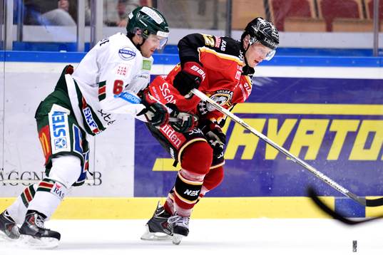 Frölundas Mikael Wikstrand i kamp om pucken med Luleås