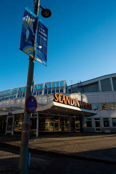 Flagga med VM-loggan utanför Scandinavium