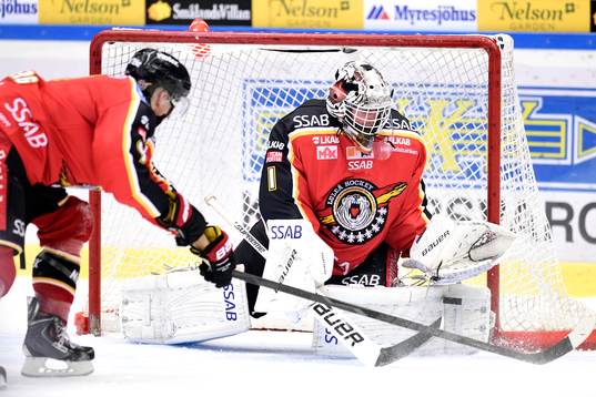 Luleås målvakt Daniel Larsson räddar ett skott