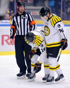 Brynäs David Westlund får hjälp att ta sig av isen