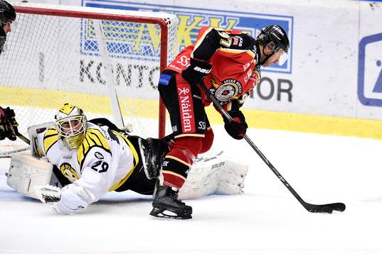 Luleås Per Ledin med pucken