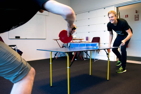 Sveriges Alexander Rudd och Kim Nilsson spelar pingis