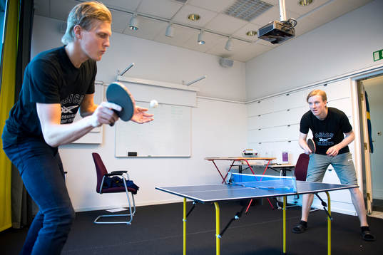 Sveriges Kim Nilsson och Alexander Rudd spelar pingis