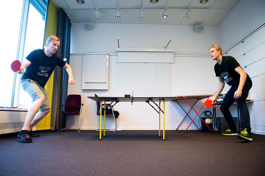 Sveriges Alexander Rudd och Kim Nilsson spelar pingis