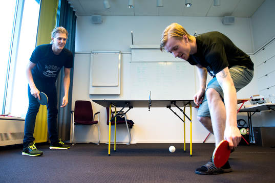 Sveriges Kim Nilsson och Alexander Rudd spelar pingis