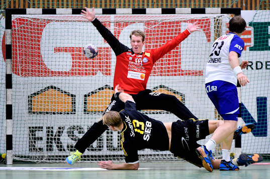 Sävehofs Oskar Ysander gör mål på Alingsås målvakt
