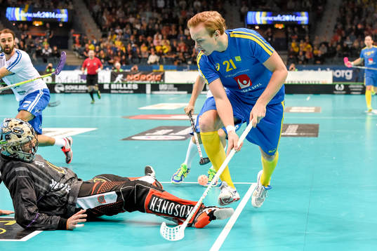 Sveriges Patrik Malmström och Finlands målvakt Eero