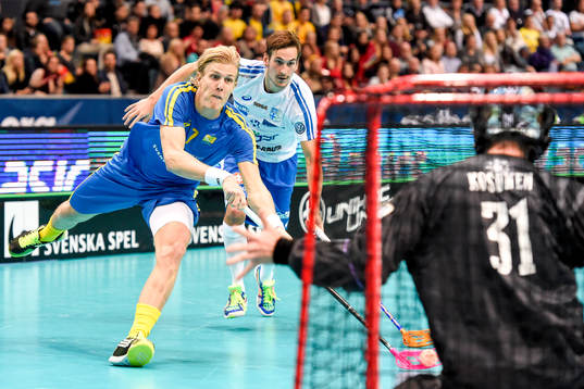 Sveriges Kim Nilsson och Finlands målvakt Eero Kosonen och
