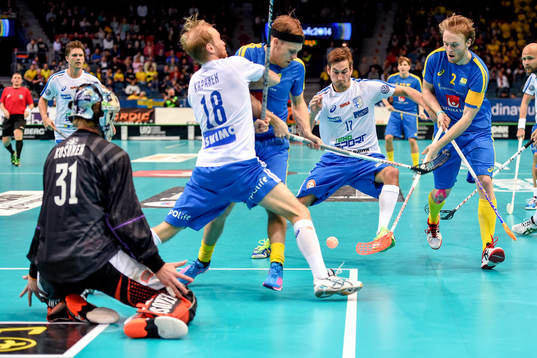 Finlands målvakt Eero Kosonen, Lauri Kapanen och Sveriges