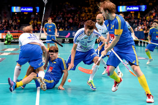 Finlands Lauri Kapanen drar ner Sveriges Henrik Stenberg