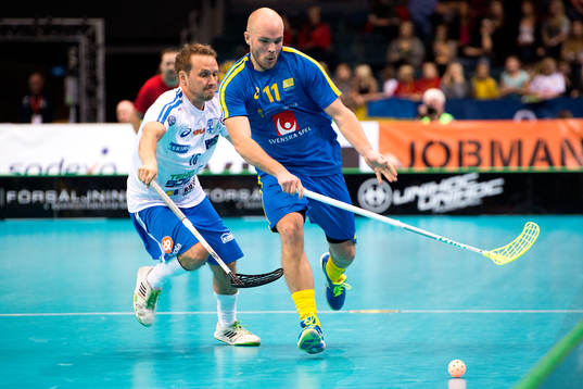 Finlands Kari Koskelainen jagar Sveriges Martin Östholm