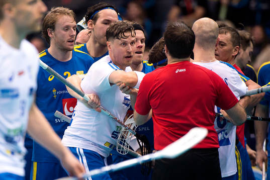 Finlands Mika Kohonen pratar med domaren
