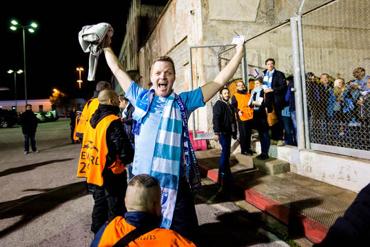 Glad Malmö-supporter innan fotbollsmatchen i Champions