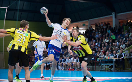 Ystads Philip Nilsson i matchen i elitserien i handboll