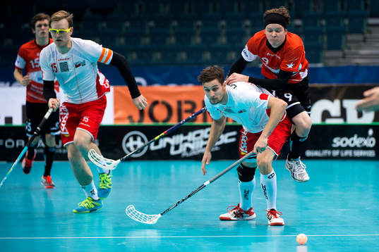 Danmarks Marko Krogsgaard tacklar Tysklands Benjamin Borth