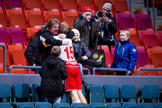 Danmarks Brian Nielsen jublar med publiken