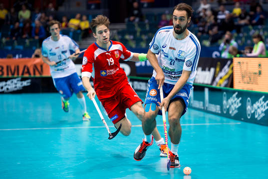 Tjeckiens Patrik Doza jagar Finlands Rickie Hyvärinen