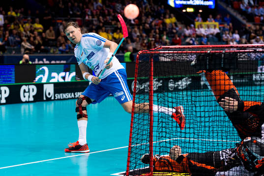 Finlands Mika Kohonen missar en straff