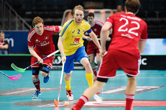 Sveriges Johan Samuelsson jagas av Schweiz Patrick Mendelin