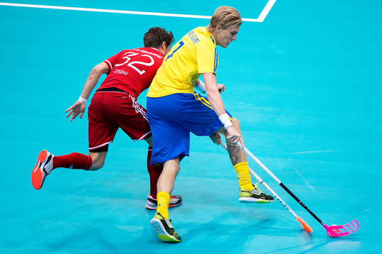 Schweiz Manuel Engel (vänd från kameran) jagar Sveriges