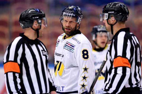 s Jere Karalahti pratar med domarna