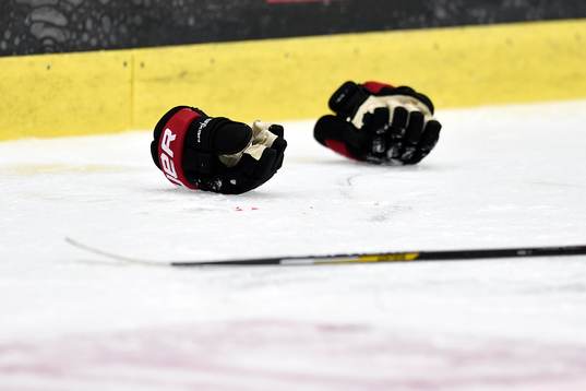 Luleås Christian Jaros handskar och klubba ligger kvar på