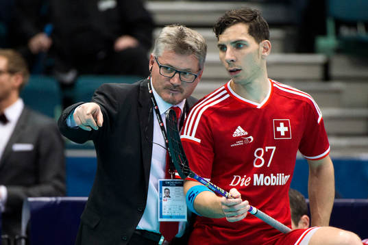 Schweiz förbundskapten Petteri Nykky pratar med Nico