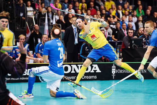 Sveriges Robin Nilsberth med ett skott mot mål