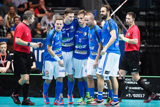 Finlands Risto Töllikkö gör 0-2 och jublar med sina