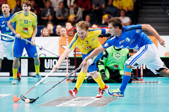 Sveriges Johan Samuelsson sträcker sig