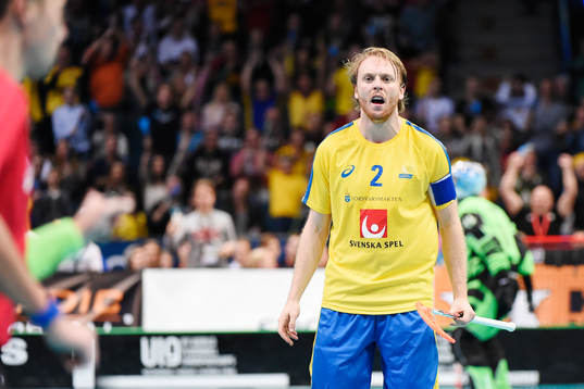 Sveriges Johan Samuelsson reagerar mot domaren