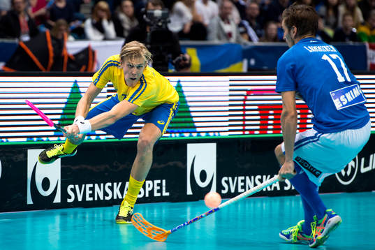 Sveriges Kim Nilsson skjuter mot mål