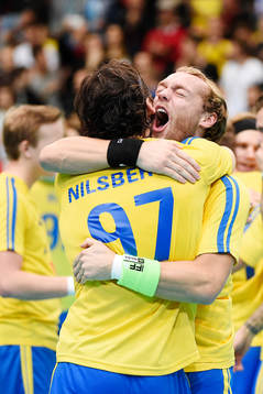 Sveriges Joel Kanebjörk jublar och kramar om Robin