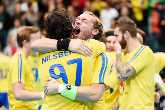 Sveriges Joel Kanebjörk jublar och kramar om Robin
