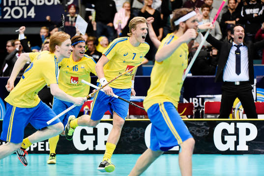 Sveriges spelare med Kim Nilsson i mitten jublar