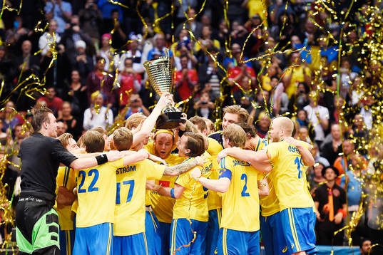 Sveriges spelare jublar med pokalen