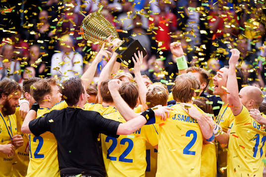 Sveriges spelare jublar med pokalen