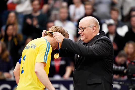 Sveriges Johan Samuelsson får sin guldmedalj av