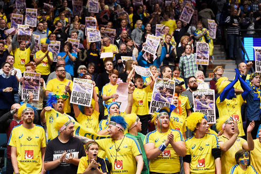 Svenska supportrar jublar med löpsedlar