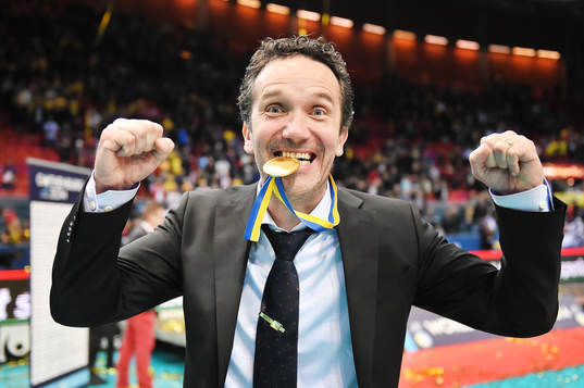 Sveriges förbundskapten Jan-Erik Vaara jublar med sin