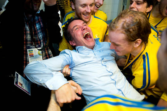 Sveriges förbundskapten Jan-Erik Vaara bärs in i duschen