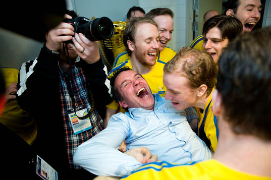 Sveriges förbundskapten Jan-Erik Vaara bärs in i duschen