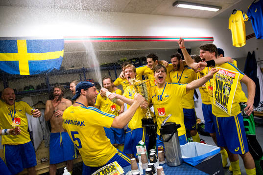 Sveriges spelare firar i omklädningsrummet